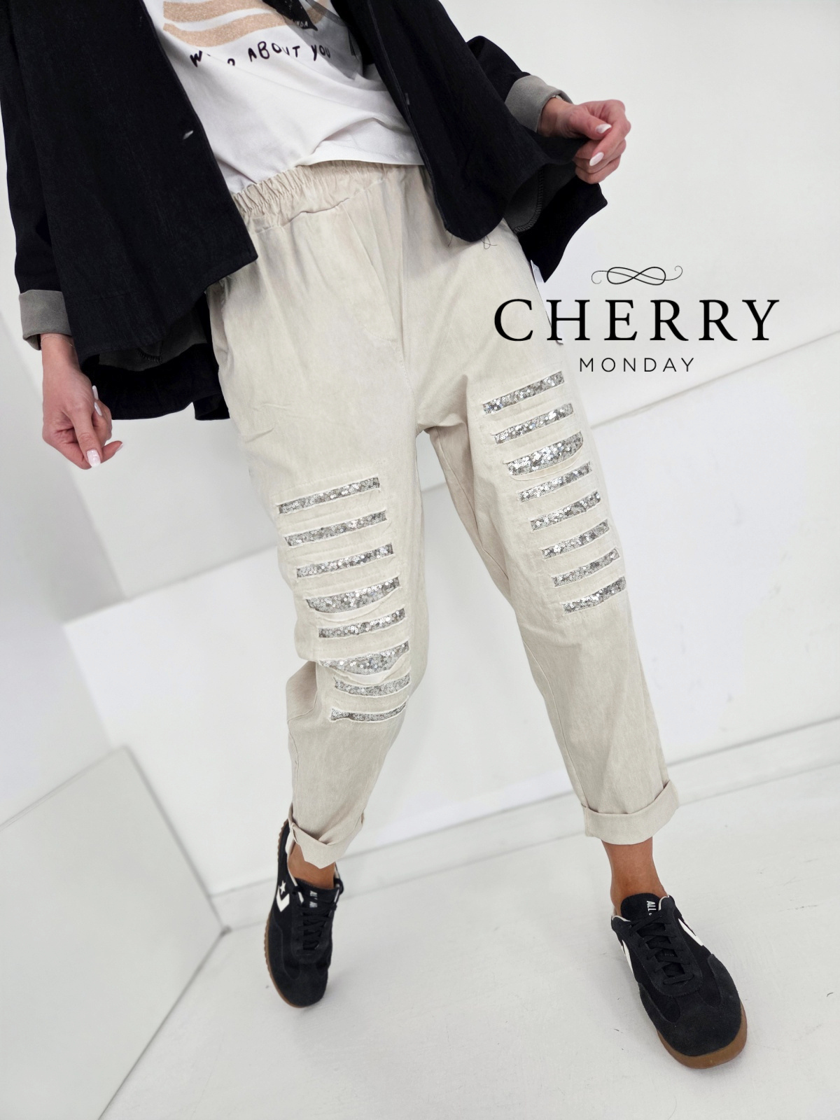 Udobne hlače z bleščečim detajlom