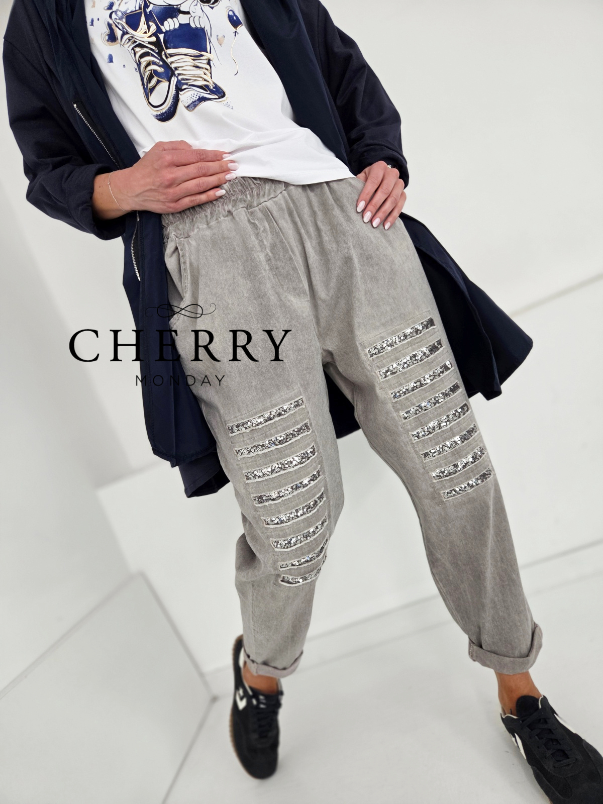 Udobne hlače z bleščečim detajlom