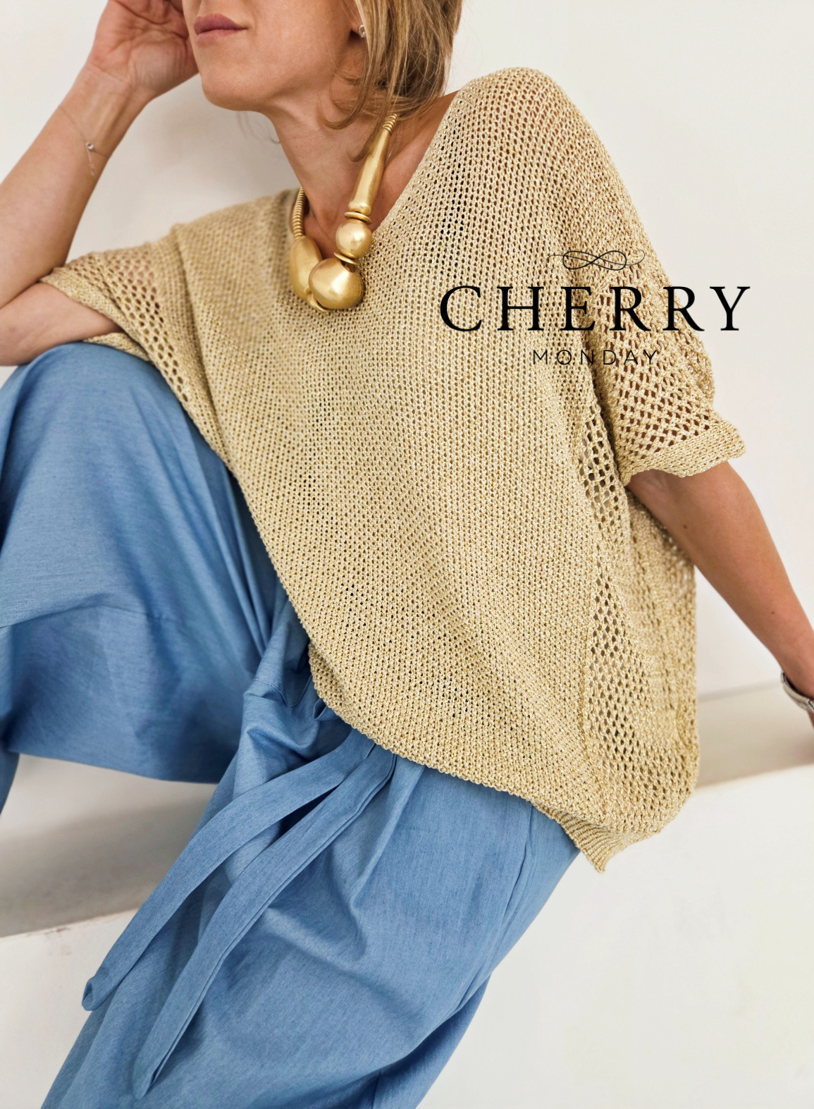 Zlat mrežast pulover