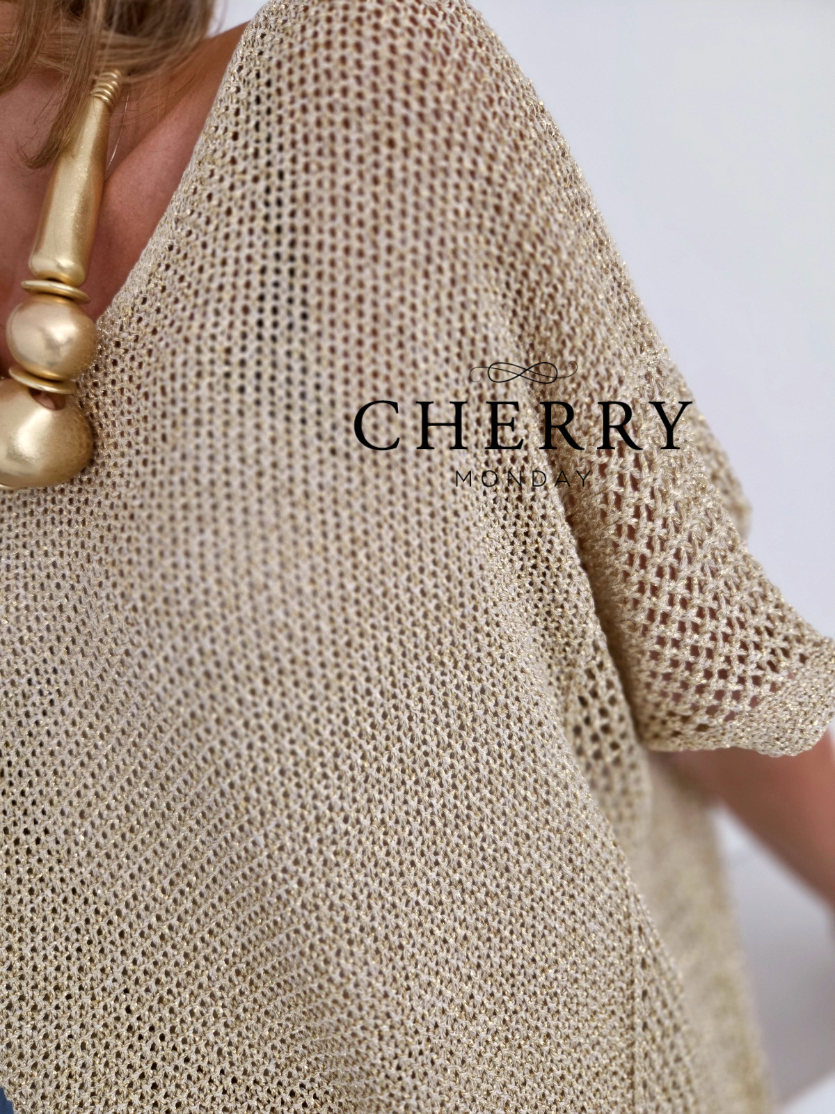 Zlat mrežast pulover