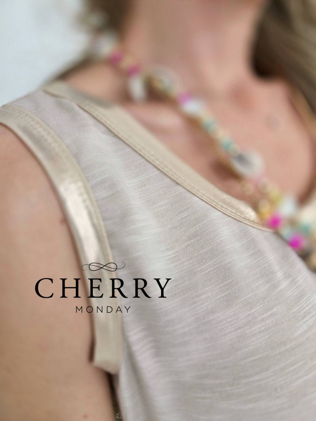 Zlat top brez rokavov