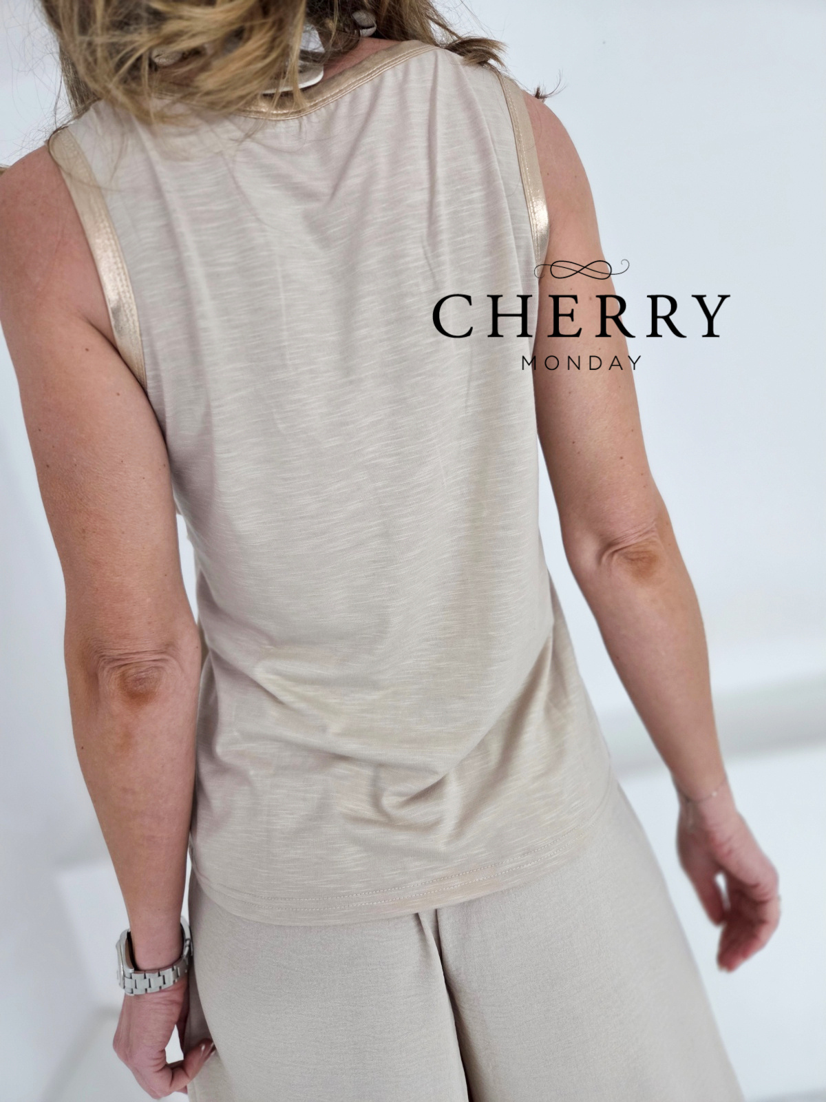 Zlat top brez rokavov