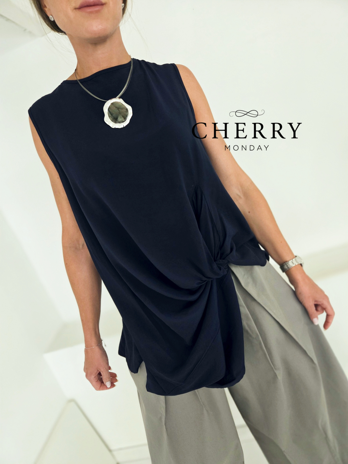 Bluza z dekorativnimi gumbi