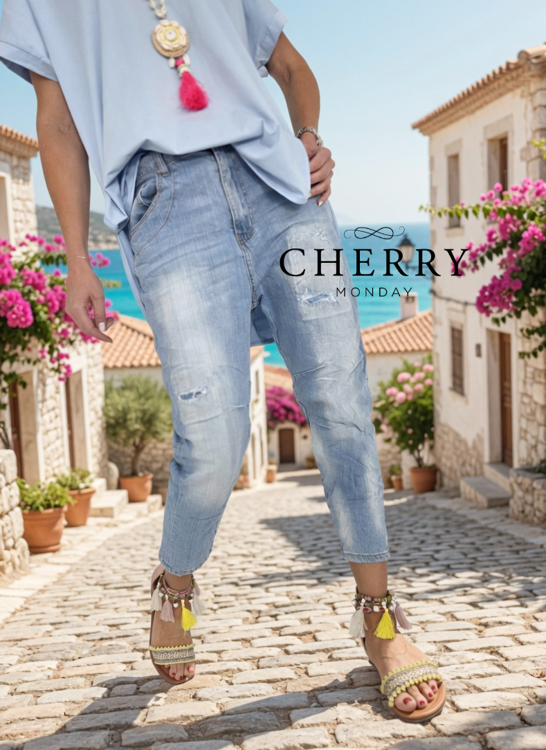 Svetle rahlo natrgane jeans hlače