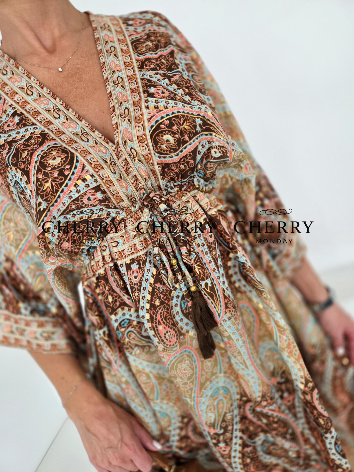 Dolgi kaftan v boho stilu