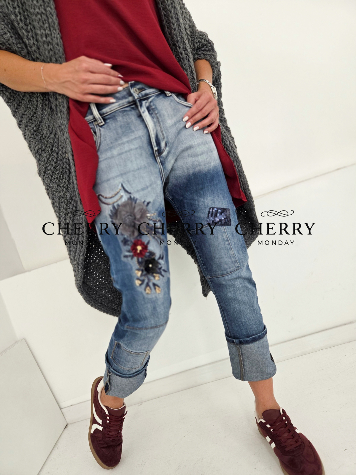 Jeans hlace s cvetlicnimi nasitki (16) Jeans hlače s cvetličnimi našitki