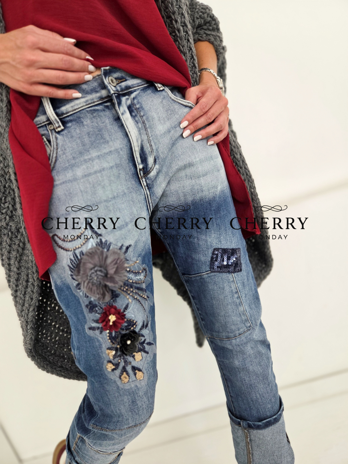 Jeans hlace s cvetlicnimi nasitki (17) Jeans hlače s cvetličnimi našitki