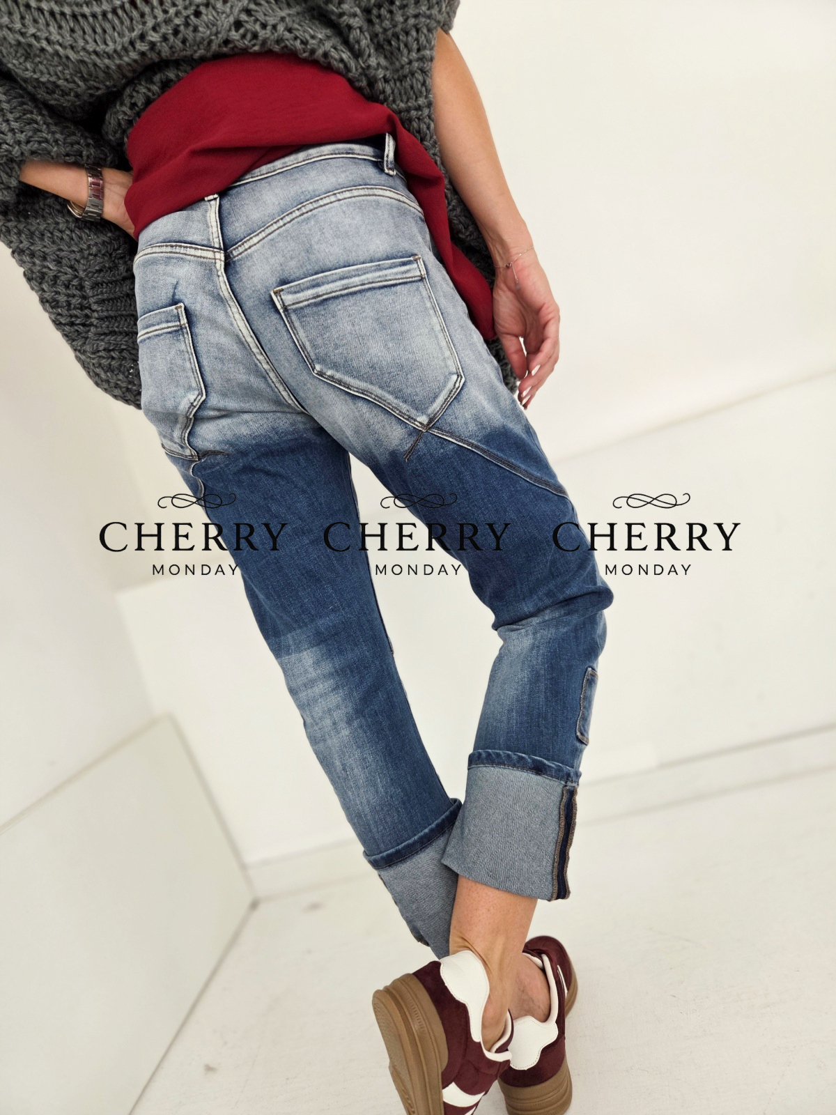 Jeans hlace s cvetlicnimi nasitki (18) Jeans hlače s cvetličnimi našitki
