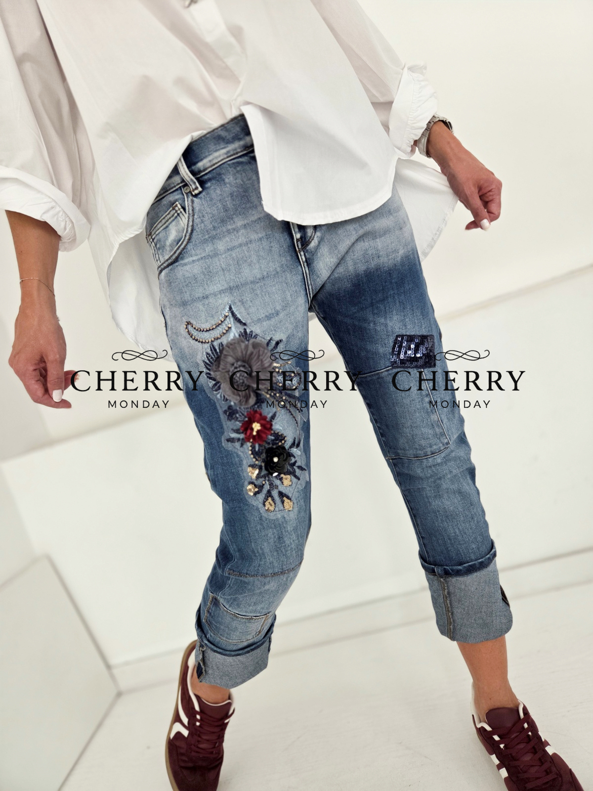 Jeans hlace s cvetlicnimi nasitki (21) Jeans hlače s cvetličnimi našitki