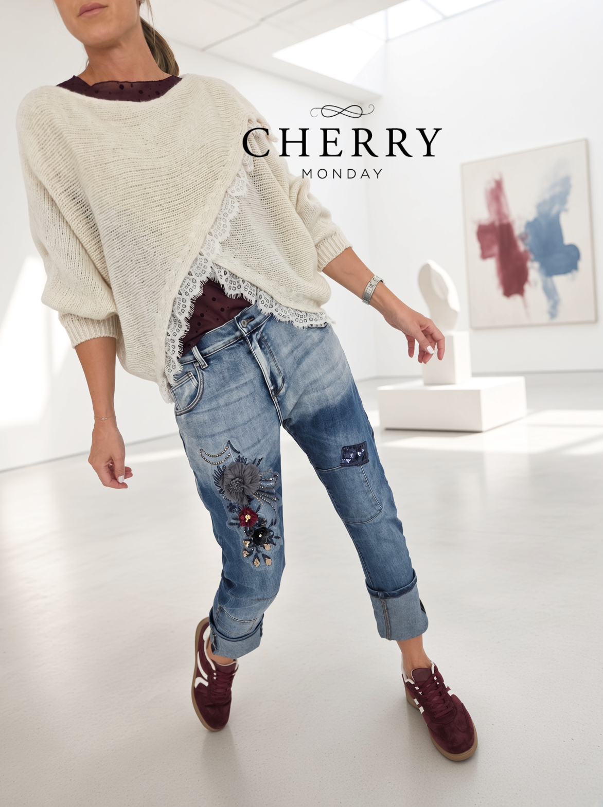Jeans hlace s cvetlicnimi nasitki (4) Jeans hlače s cvetličnimi našitki