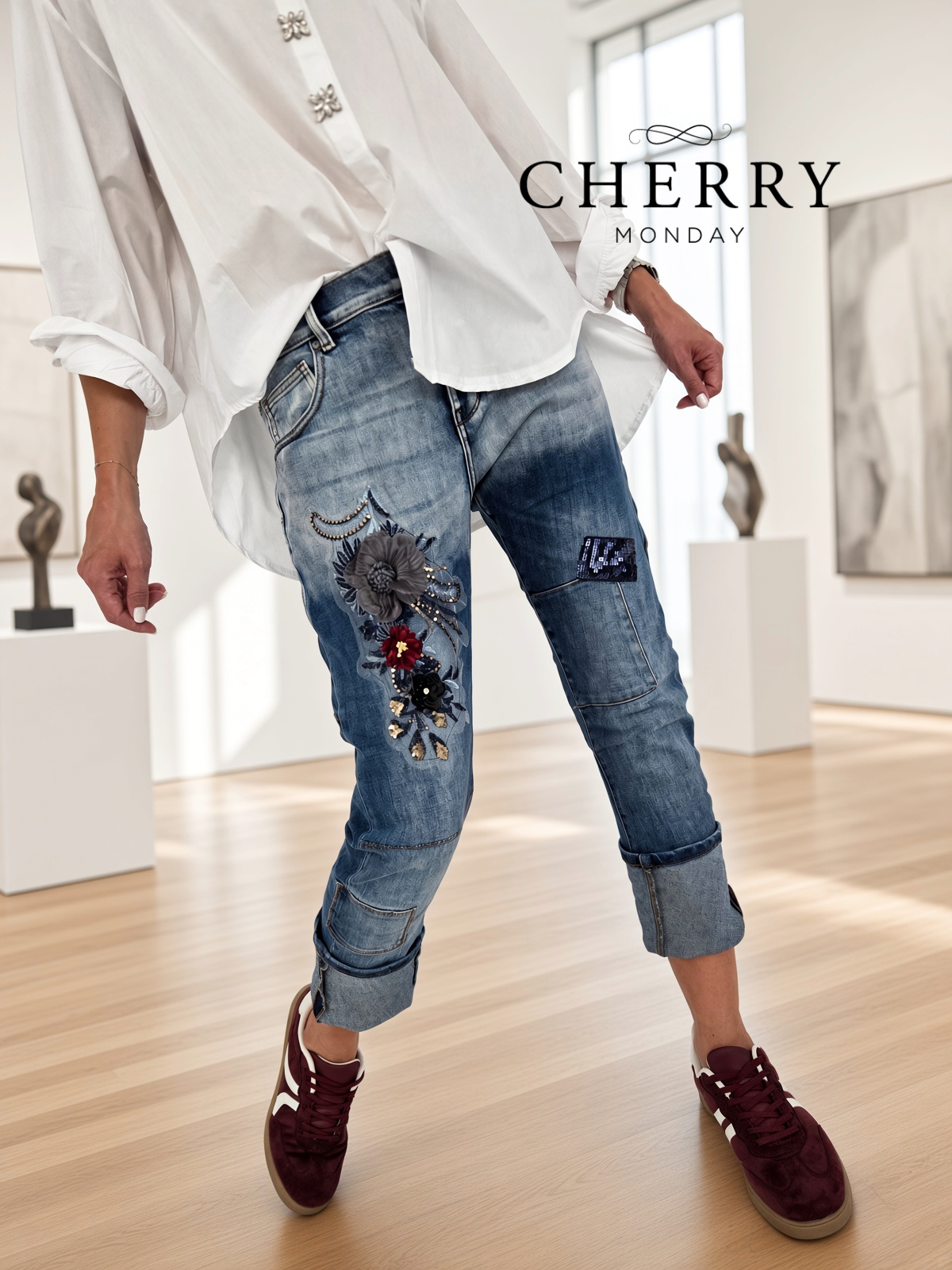Jeans hlace s cvetlicnimi nasitki (8) Jeans hlače s cvetličnimi našitki