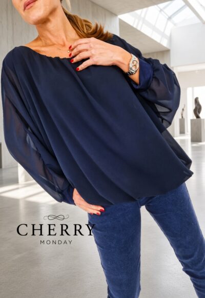 grok-image-b3d2315e-eb20-4d45-ba21-653139bc67fd Plus size bluza iz tančice