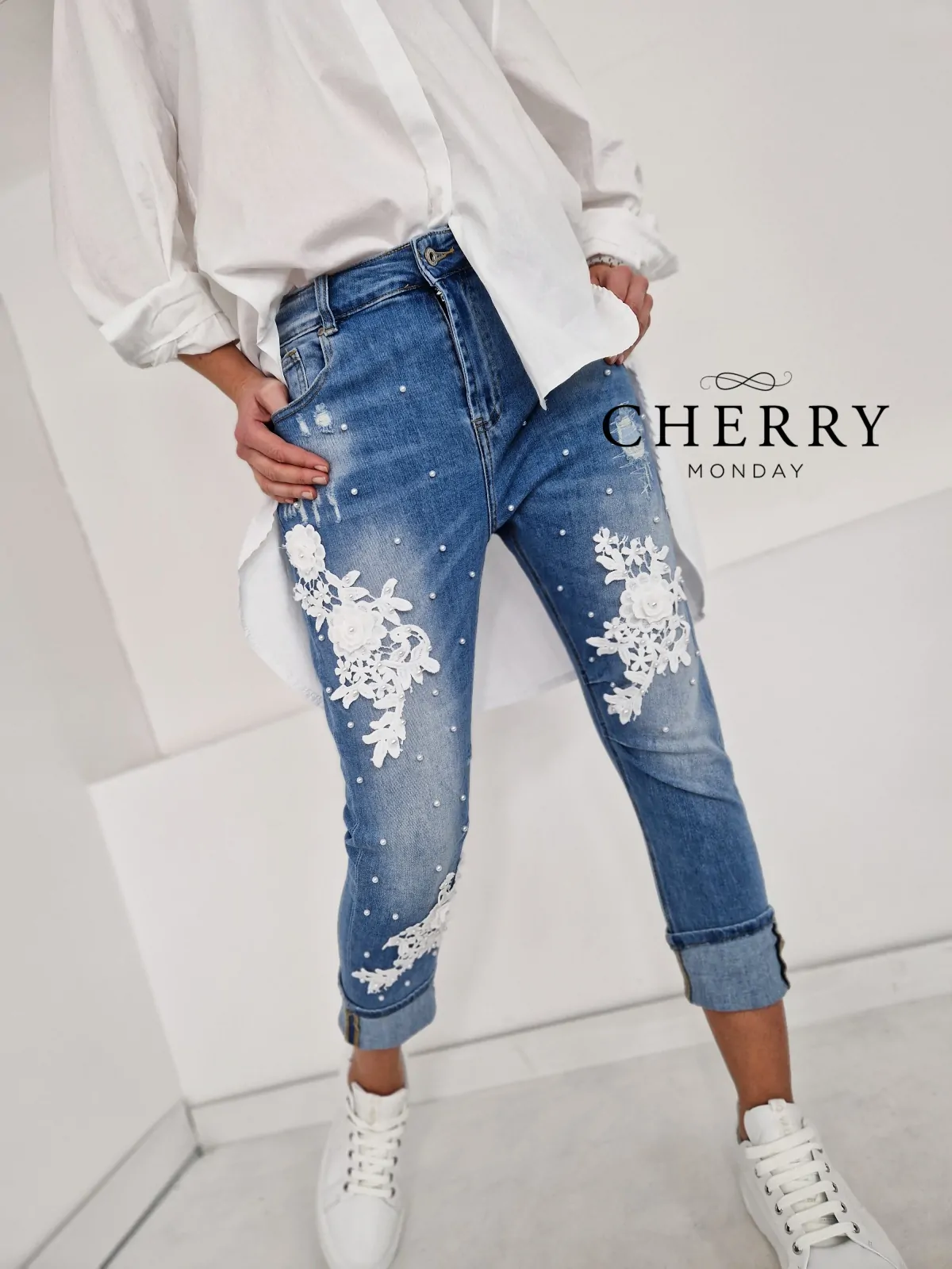 Jeans hlače z vezenino