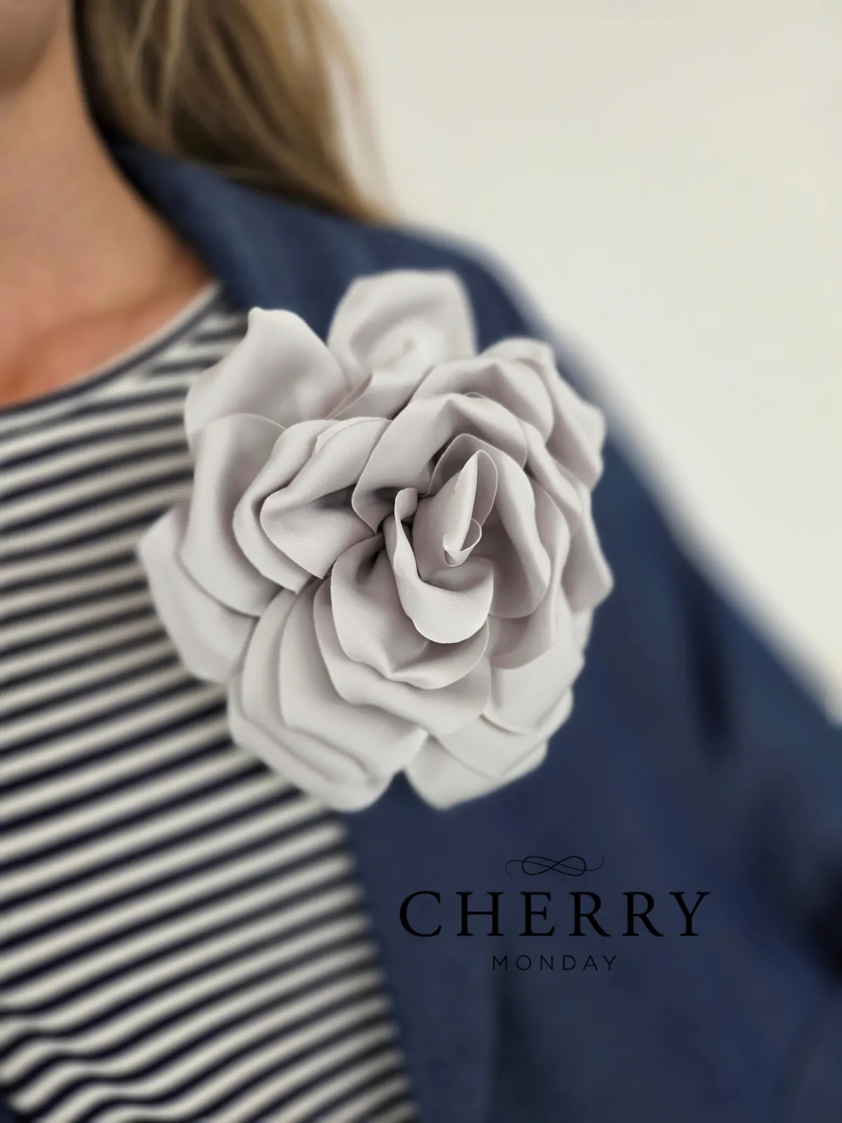 Broška satenasta roža