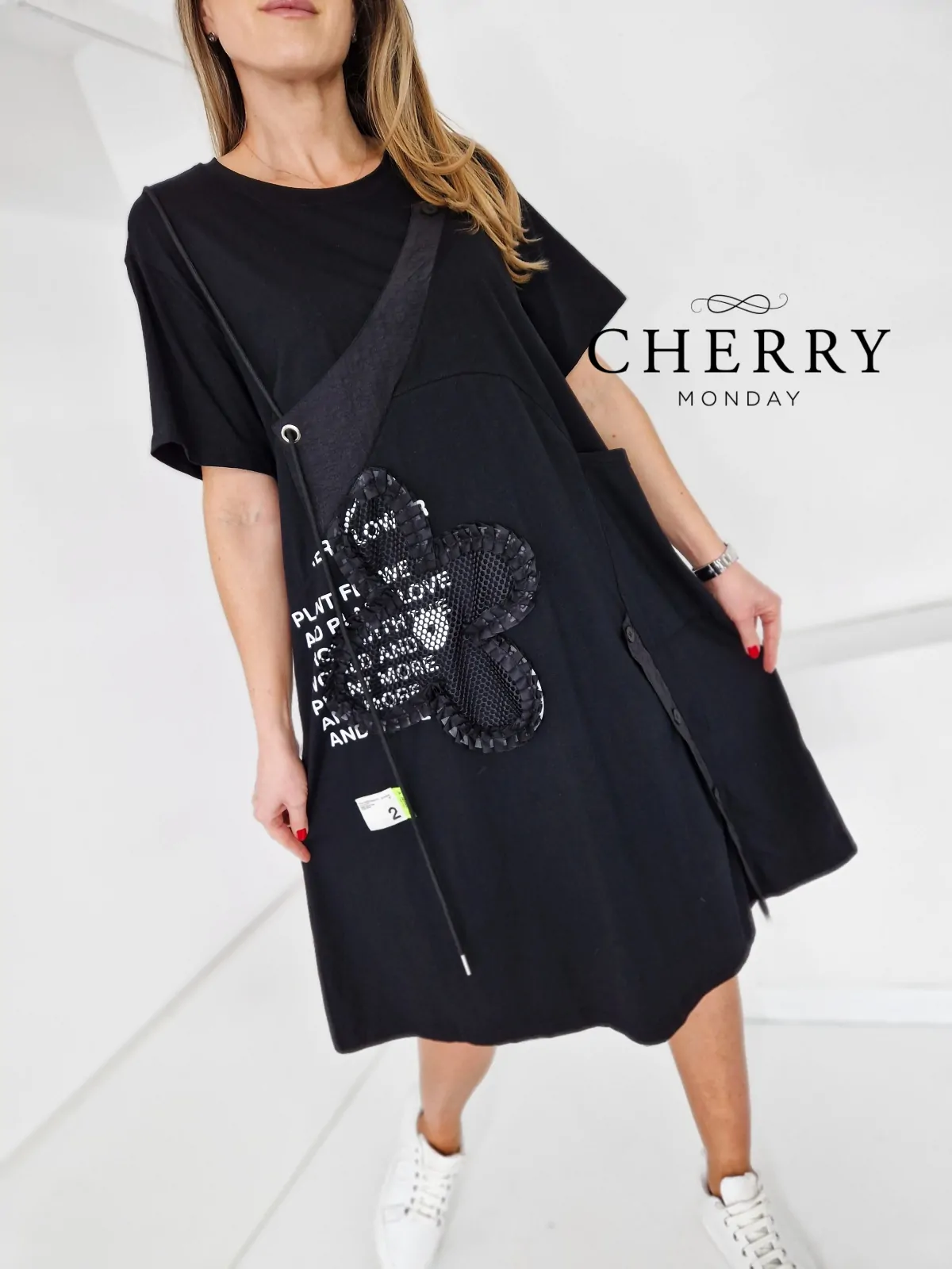 Obleka z dekorativnimi dodatki