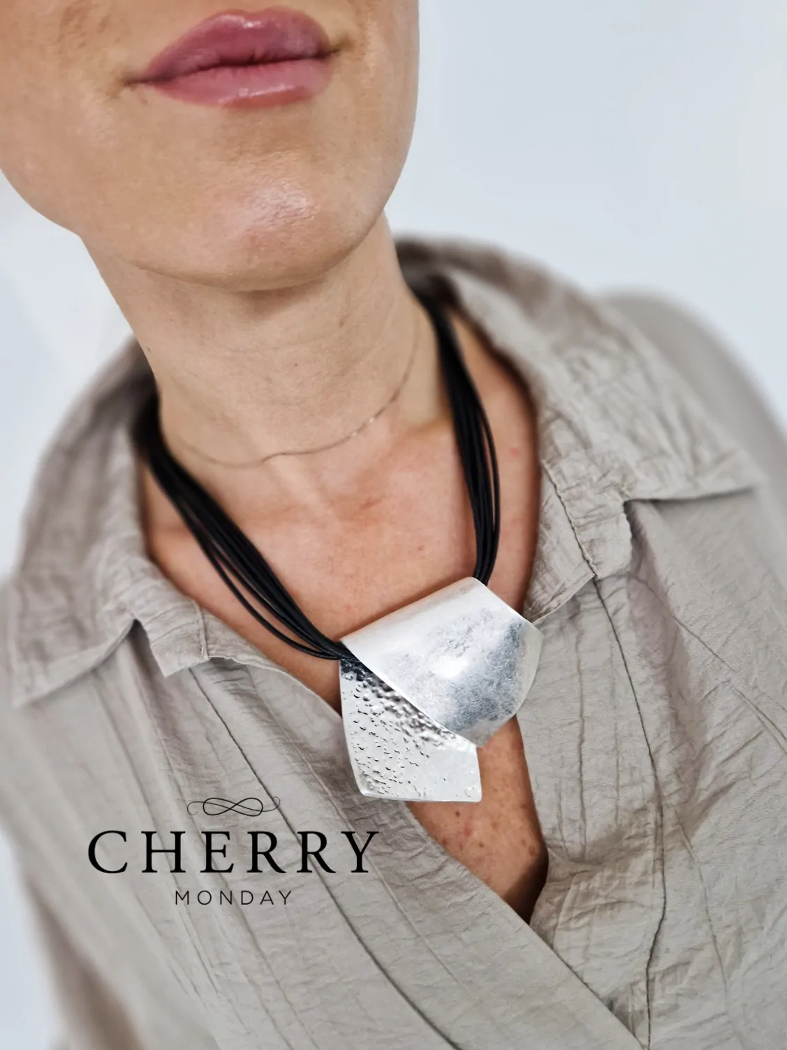 Krajsa-ogrlica-z-obeskom (1) Krajša ogrlica z obeskom