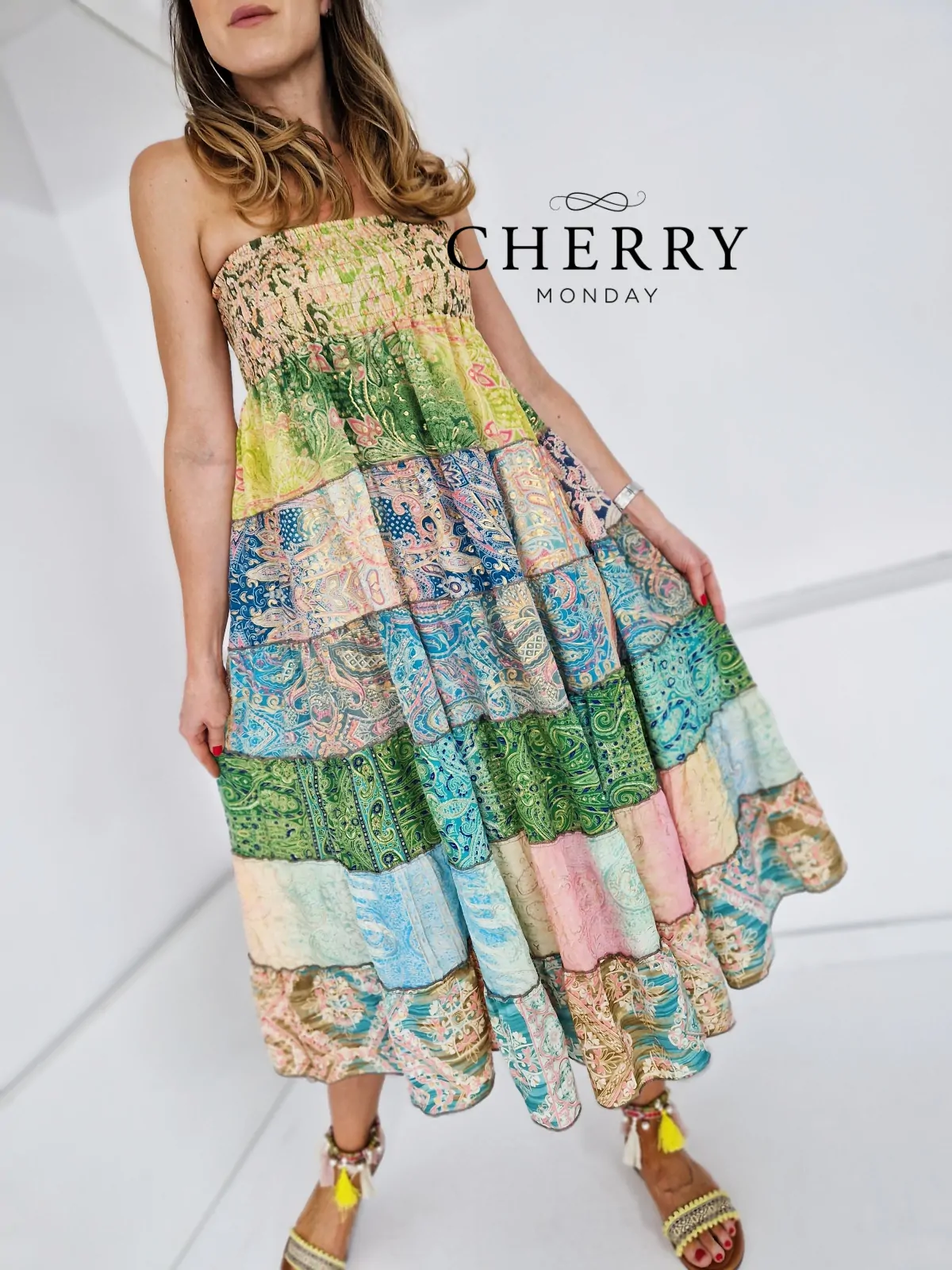 Lahkotna svilena obleka ali krilo