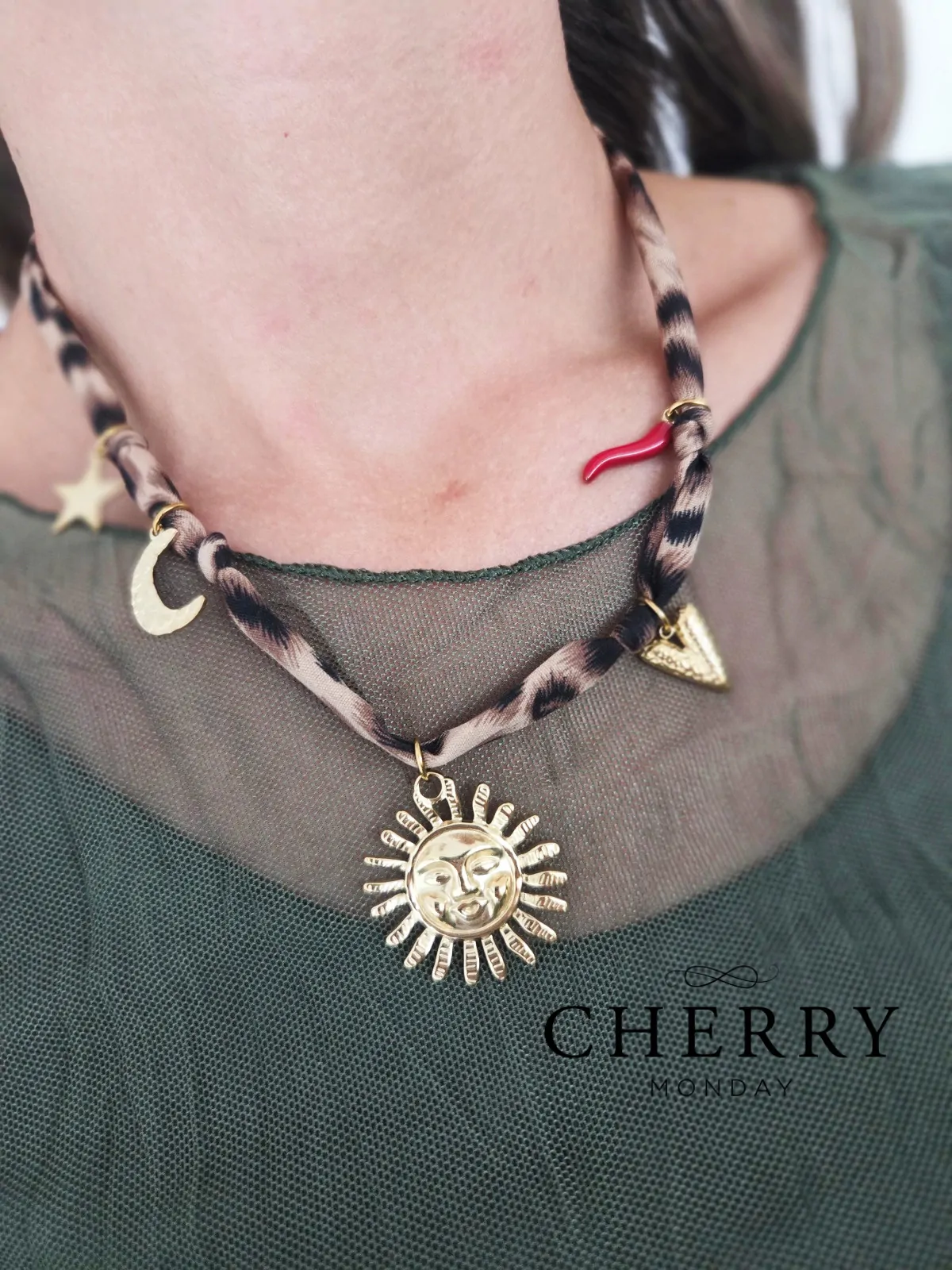 Ogrlica z zlatimi obeski