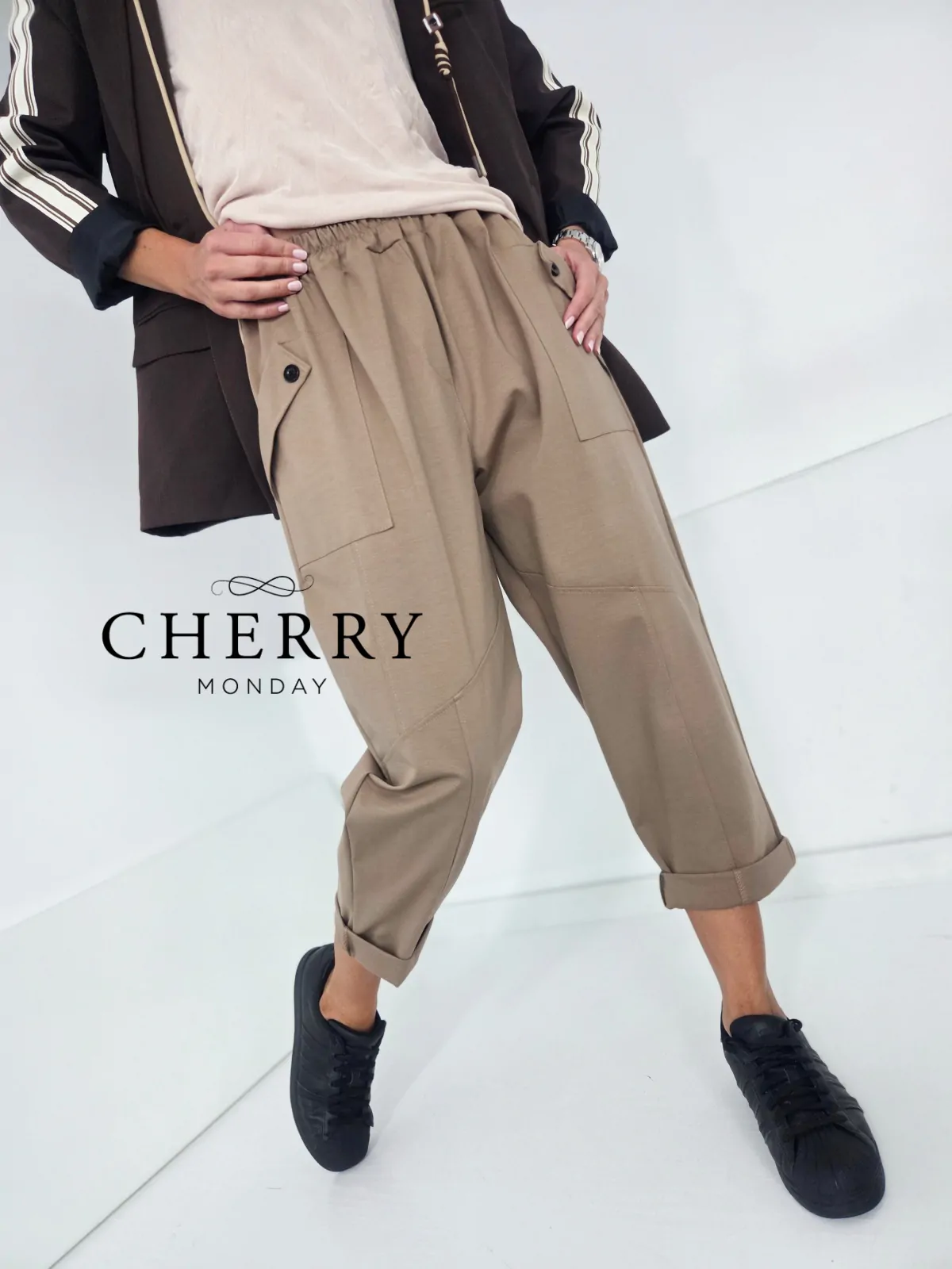 Sproščene hlače z žepi