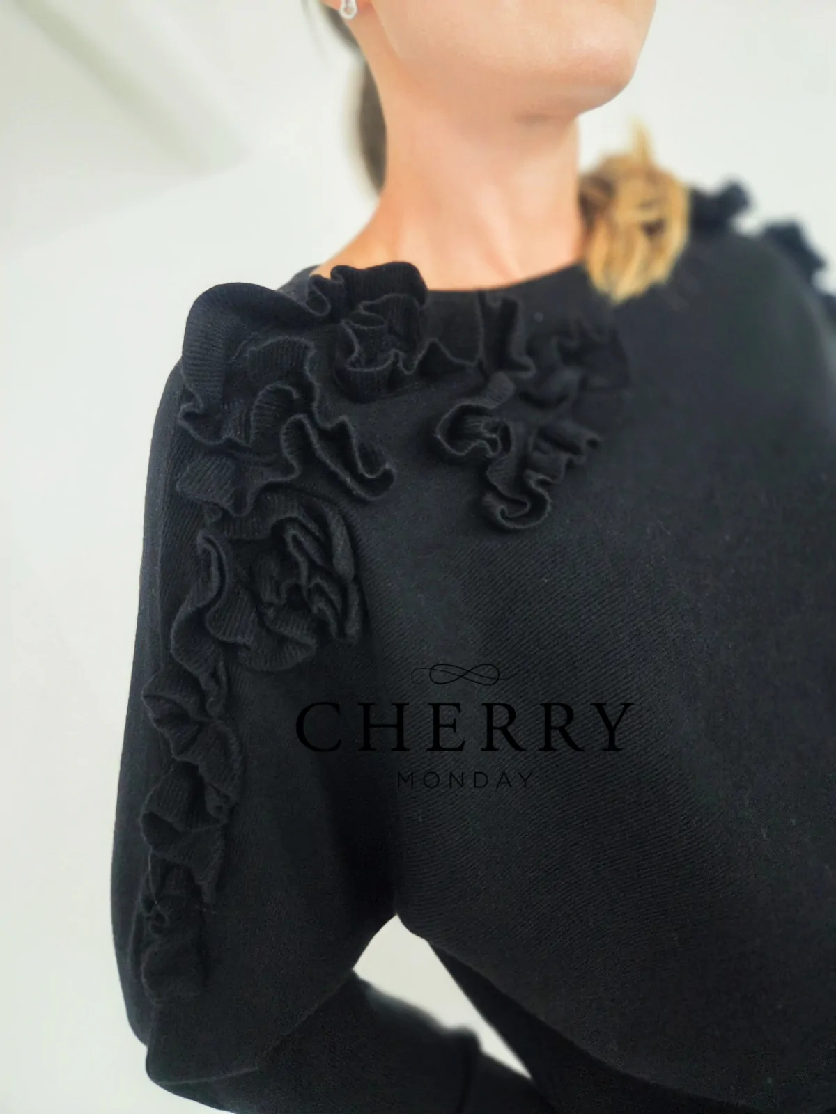 Pulover z dekorativnimi volančki