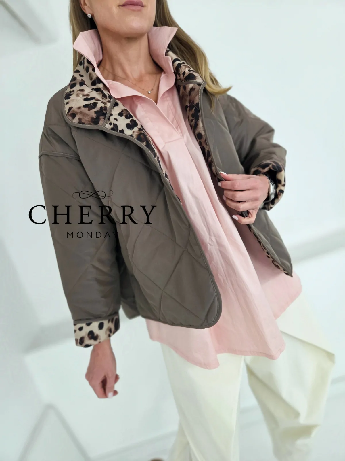 Prehodna bunda brez zapenjanja