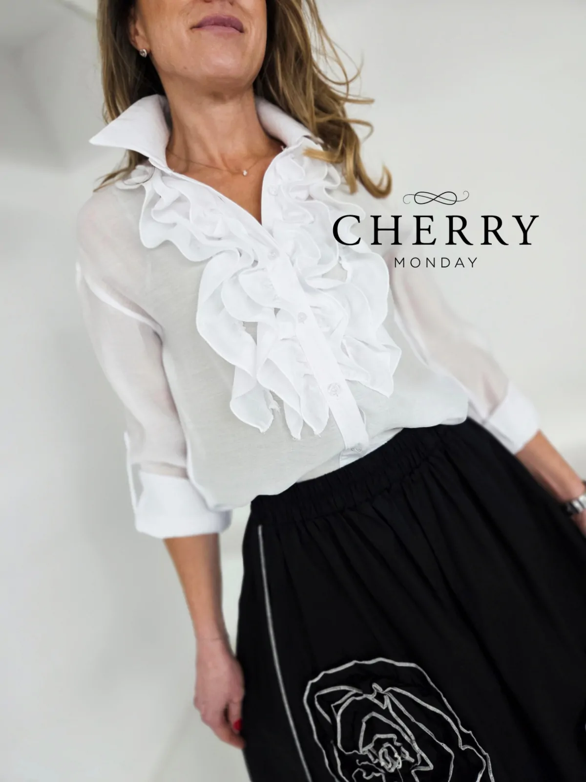 Prosojna bluza z volani