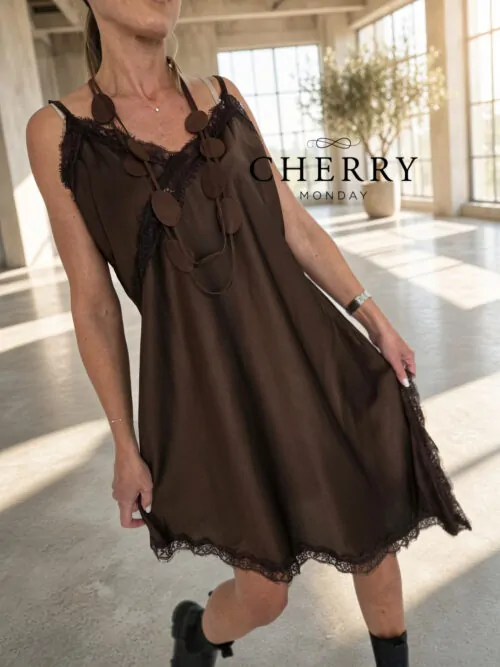 grok_image_1790373020754 Modna tunika s čipko plus size
