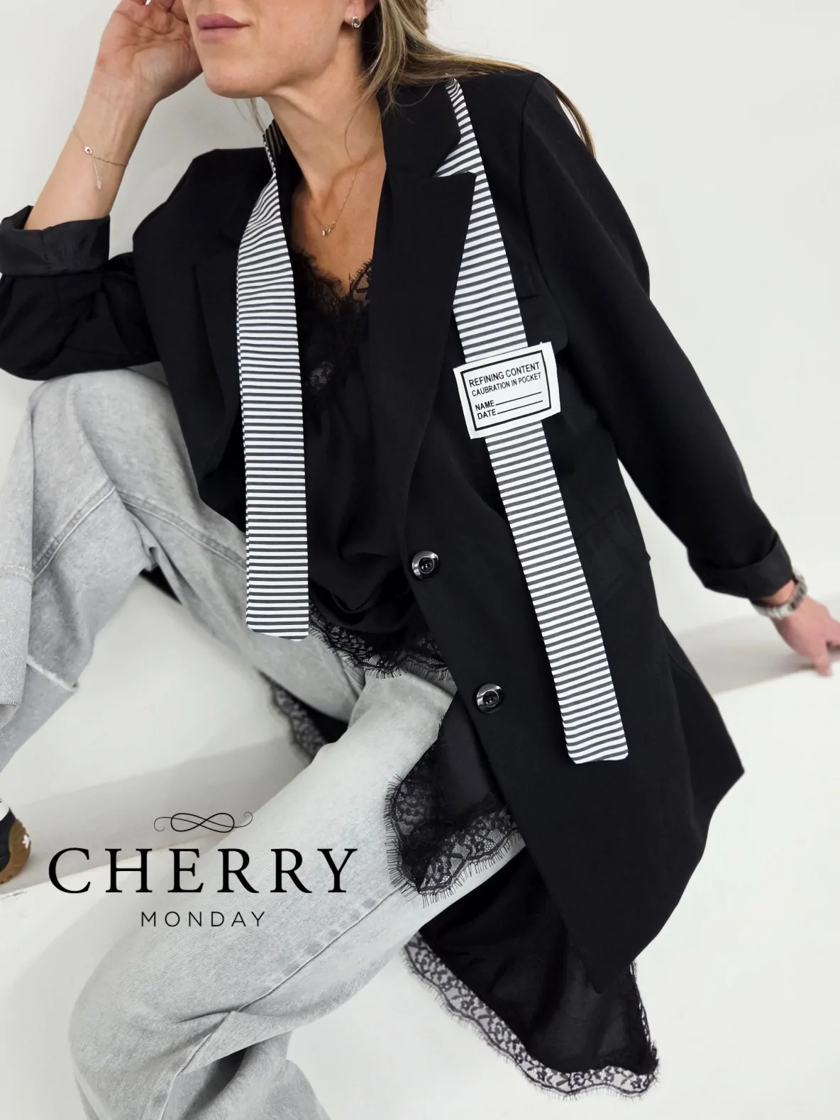 Blazer z dekorativnim trakom