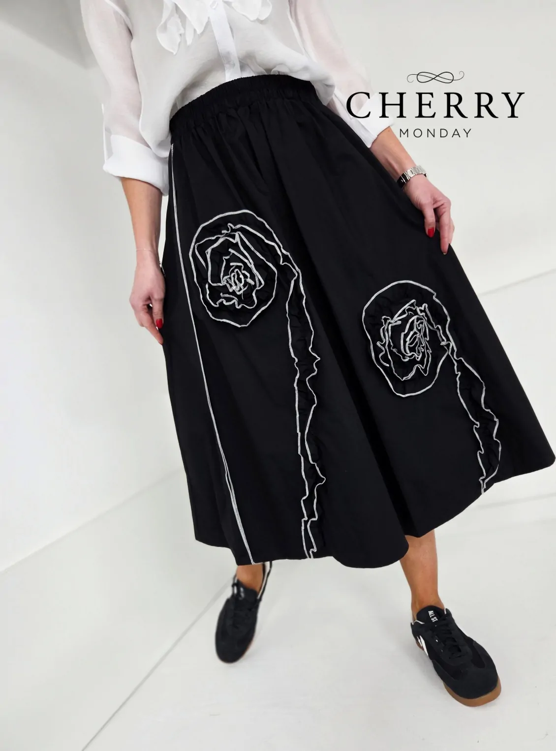 Črno krilo z vezanim detajlom