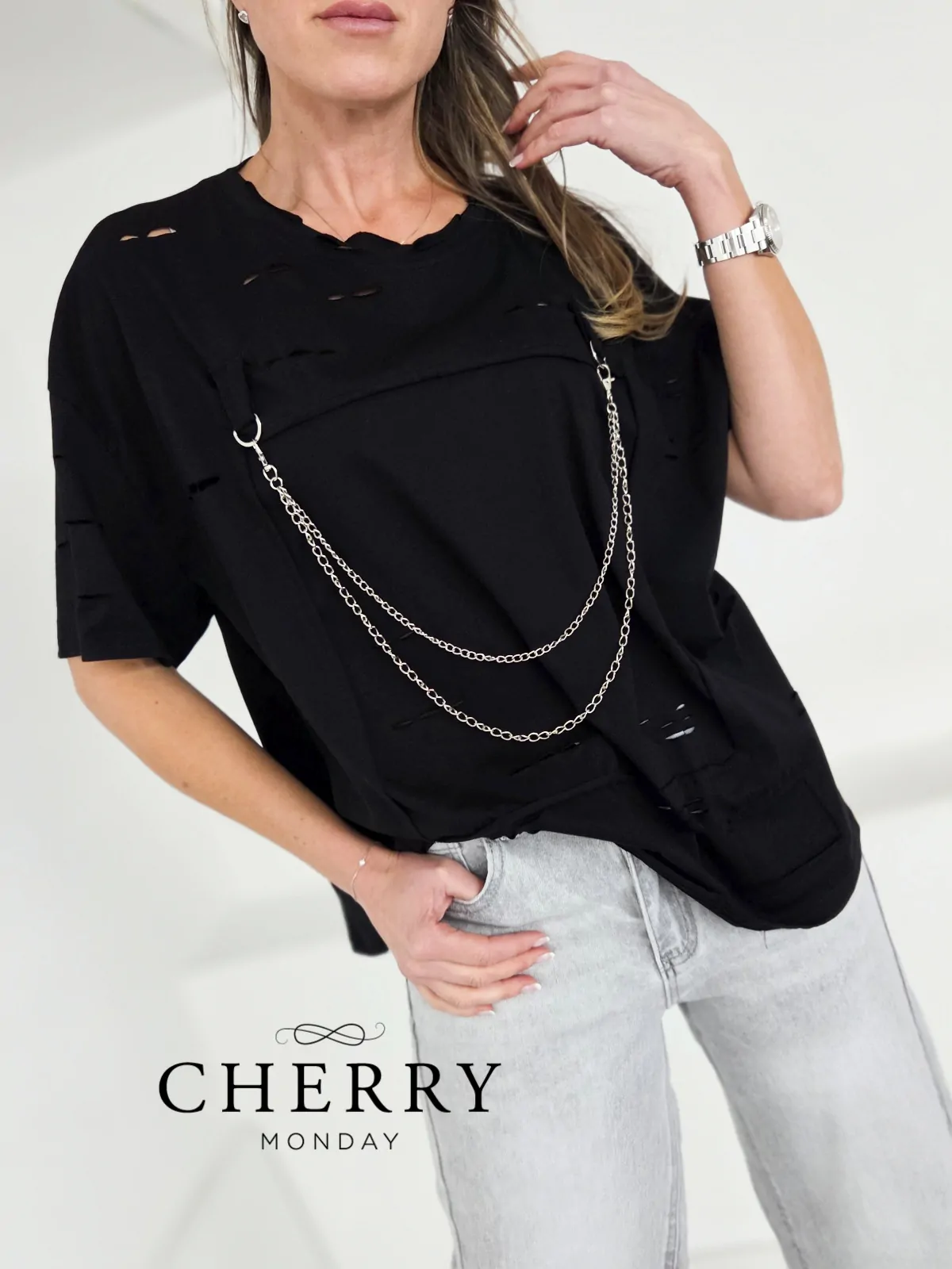 Kratka majica z dekorativno verigo