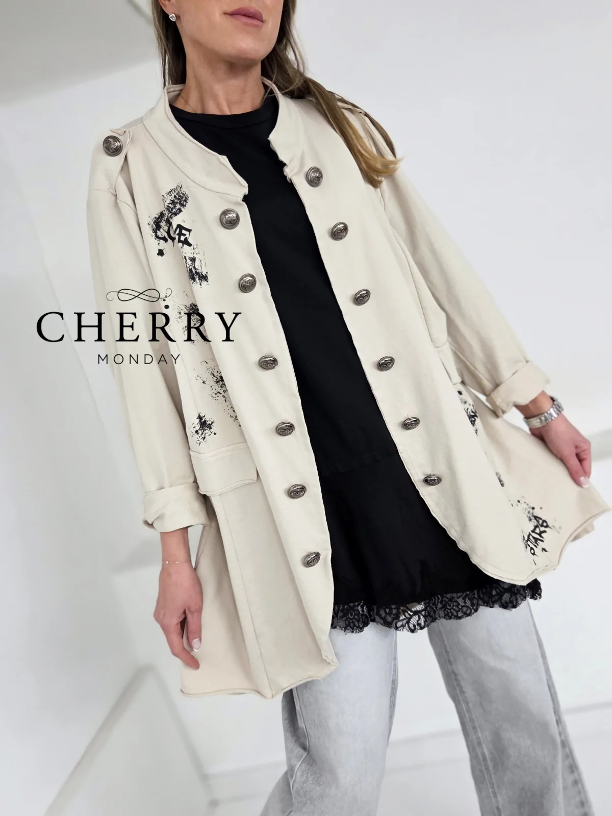 Plasc z dekorativnimi gumbi (4) Plašč z dekorativnimi gumbi