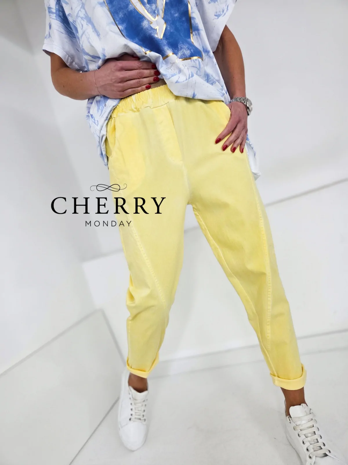 Modne hlače z dekorativnim šivom