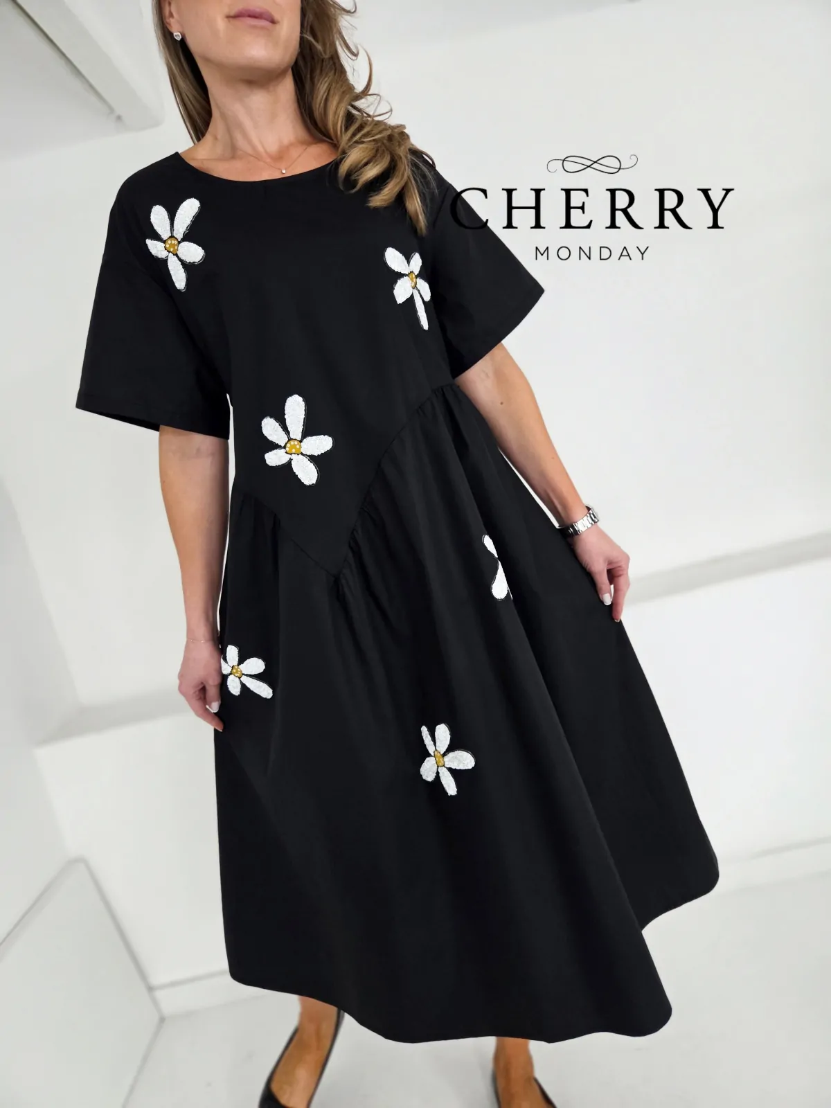 Črna obleka z vezanimi cvetovi