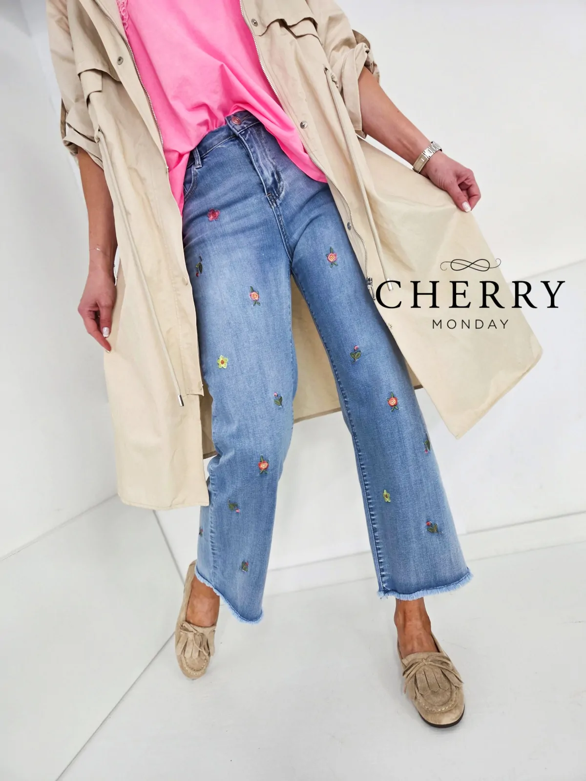 Jeans hlače s cvetličnim vezenjem