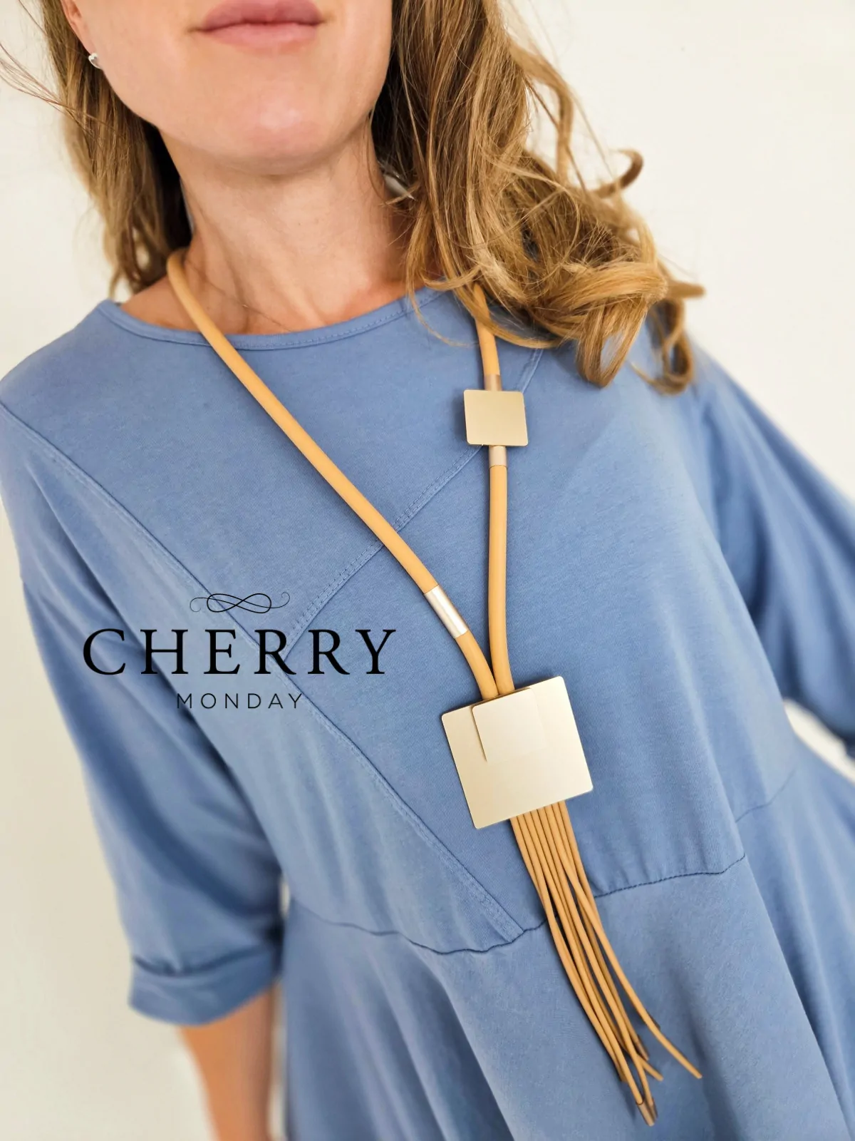 Ogrlica s kvadratnim obeskom