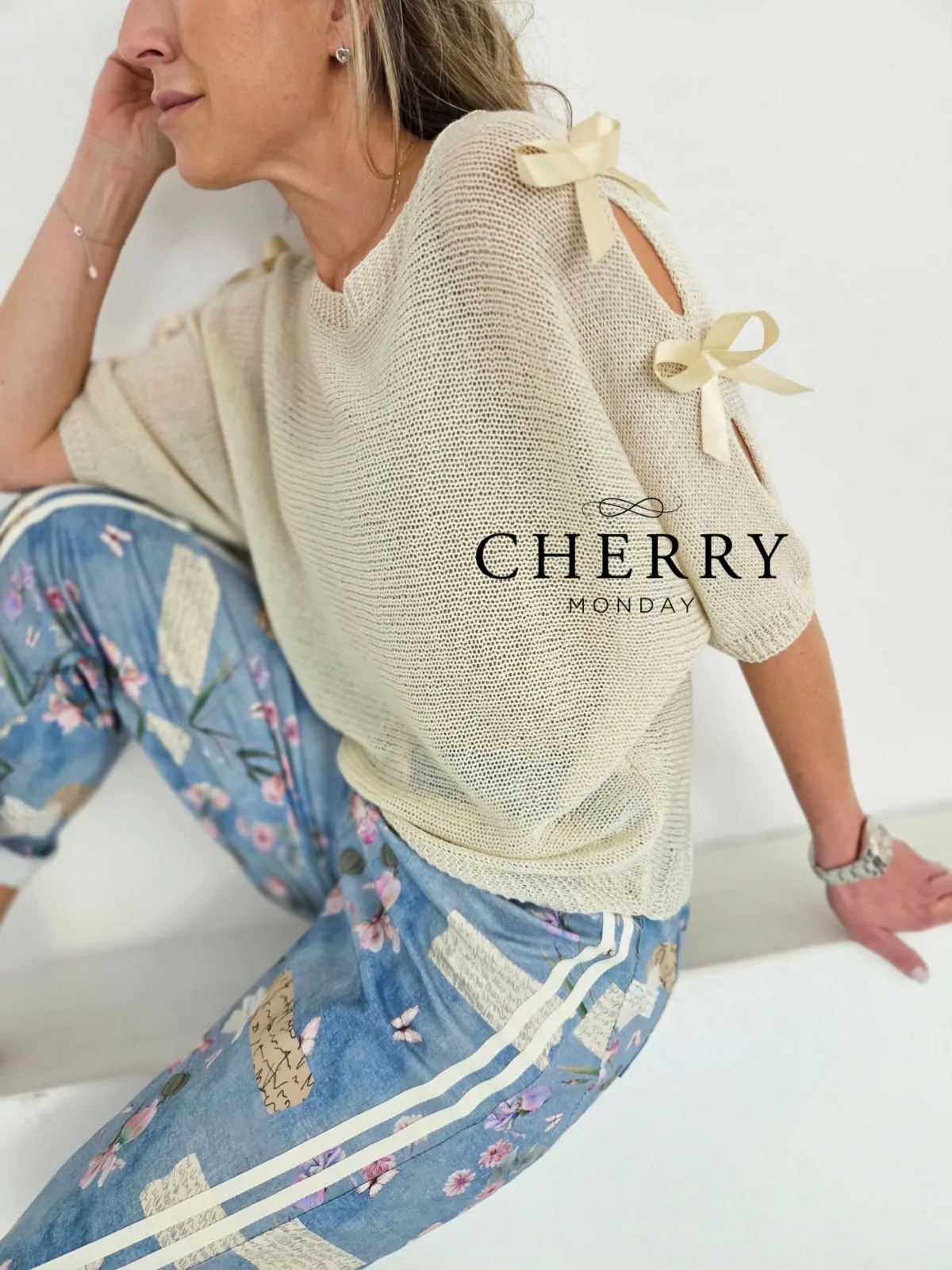 Pulover s pentljicami na rokavih