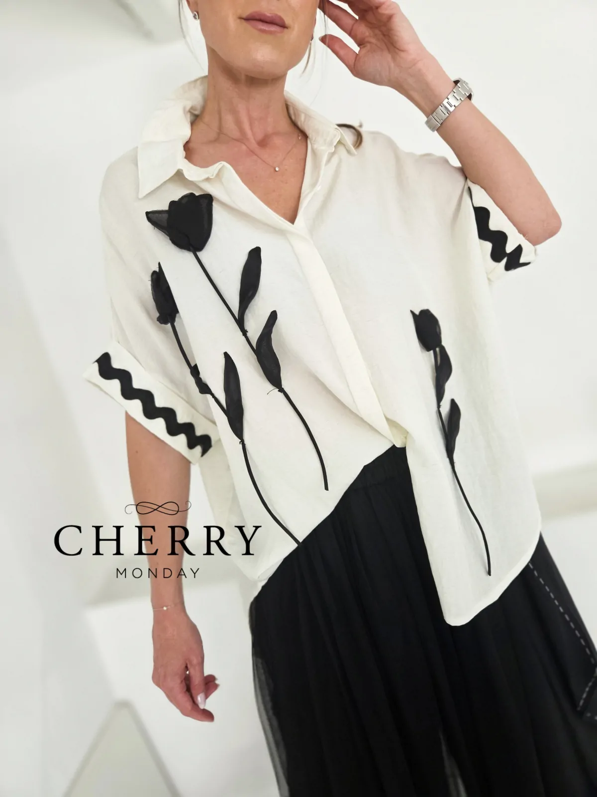 Ohlapna srajca z vezanimi detajli