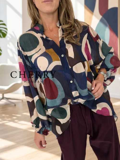 Elegantna bluza z abstraktnim vzorcem